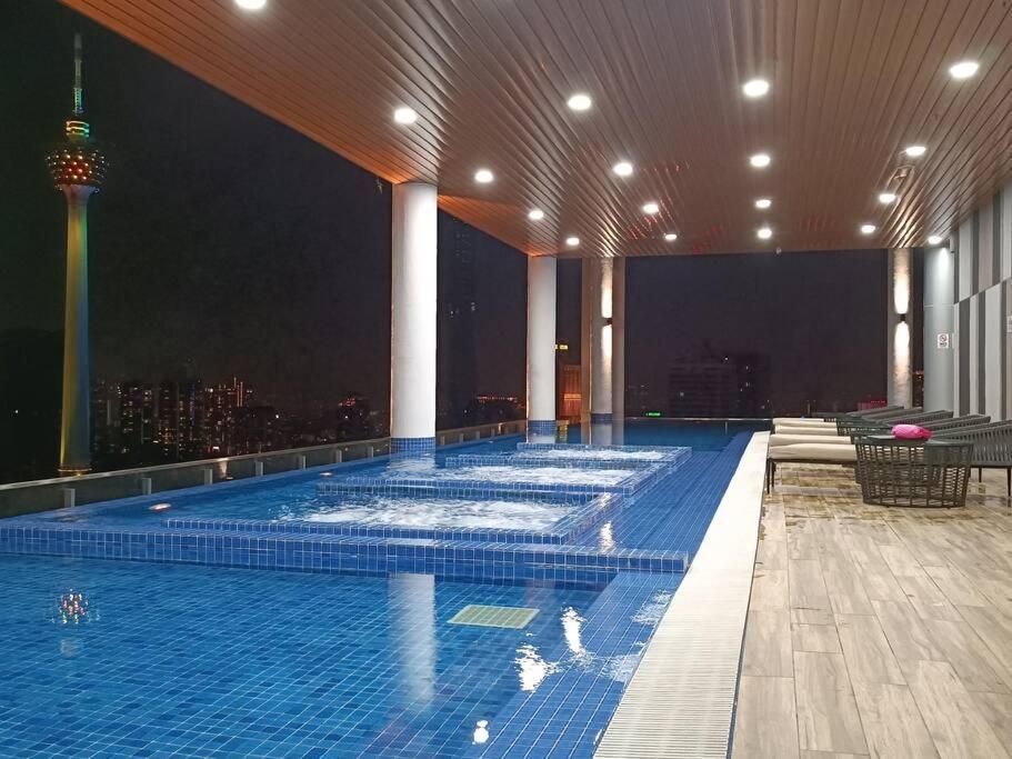 C17b Modern Balcony Infinity Pool Klcc View