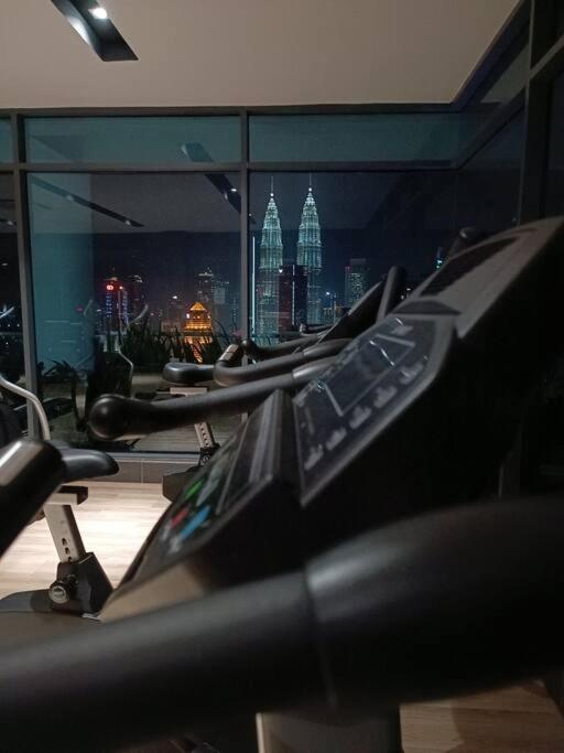 C17b Modern Balcony Infinity Pool Klcc View *