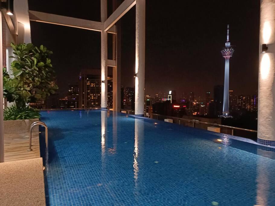 C17b Modern Balcony Infinity Pool Klcc View Pangsapuri Kuala Lumpur