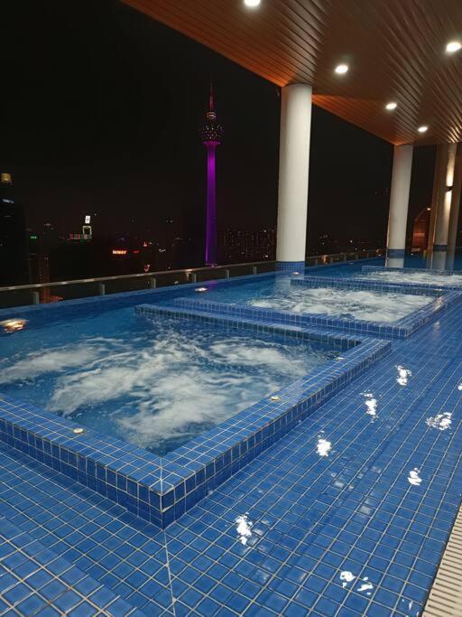 C17b Modern Balcony Infinity Pool Klcc View Pangsapuri Kuala Lumpur