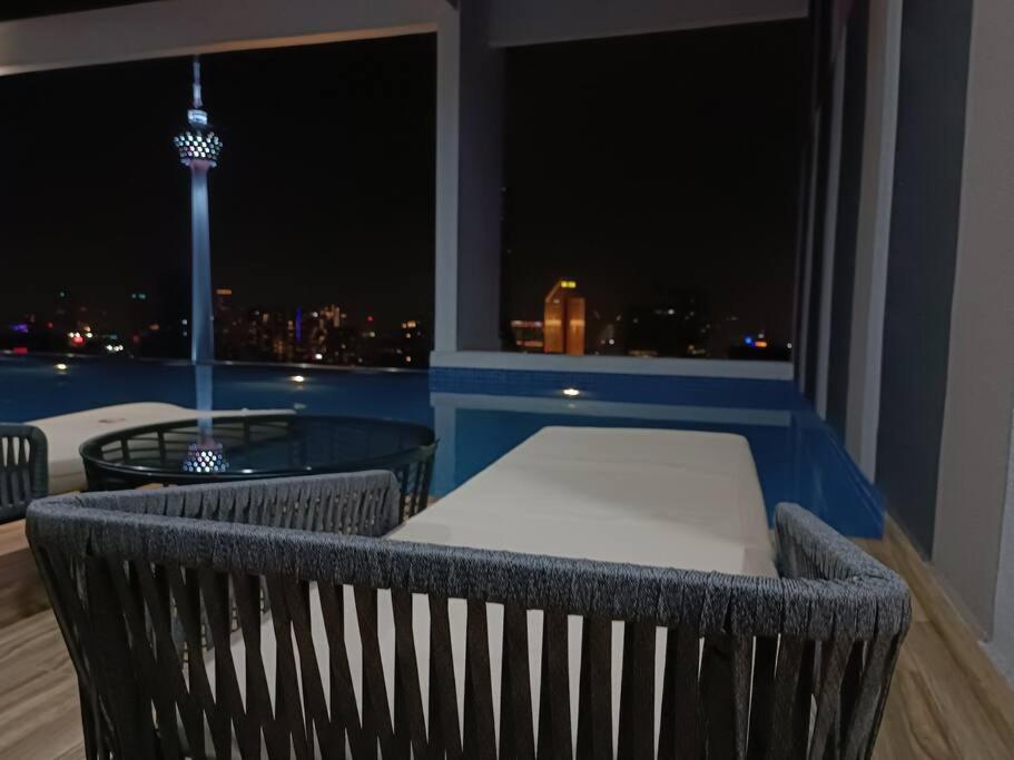 C17b Modern Balcony Infinity Pool Klcc View
