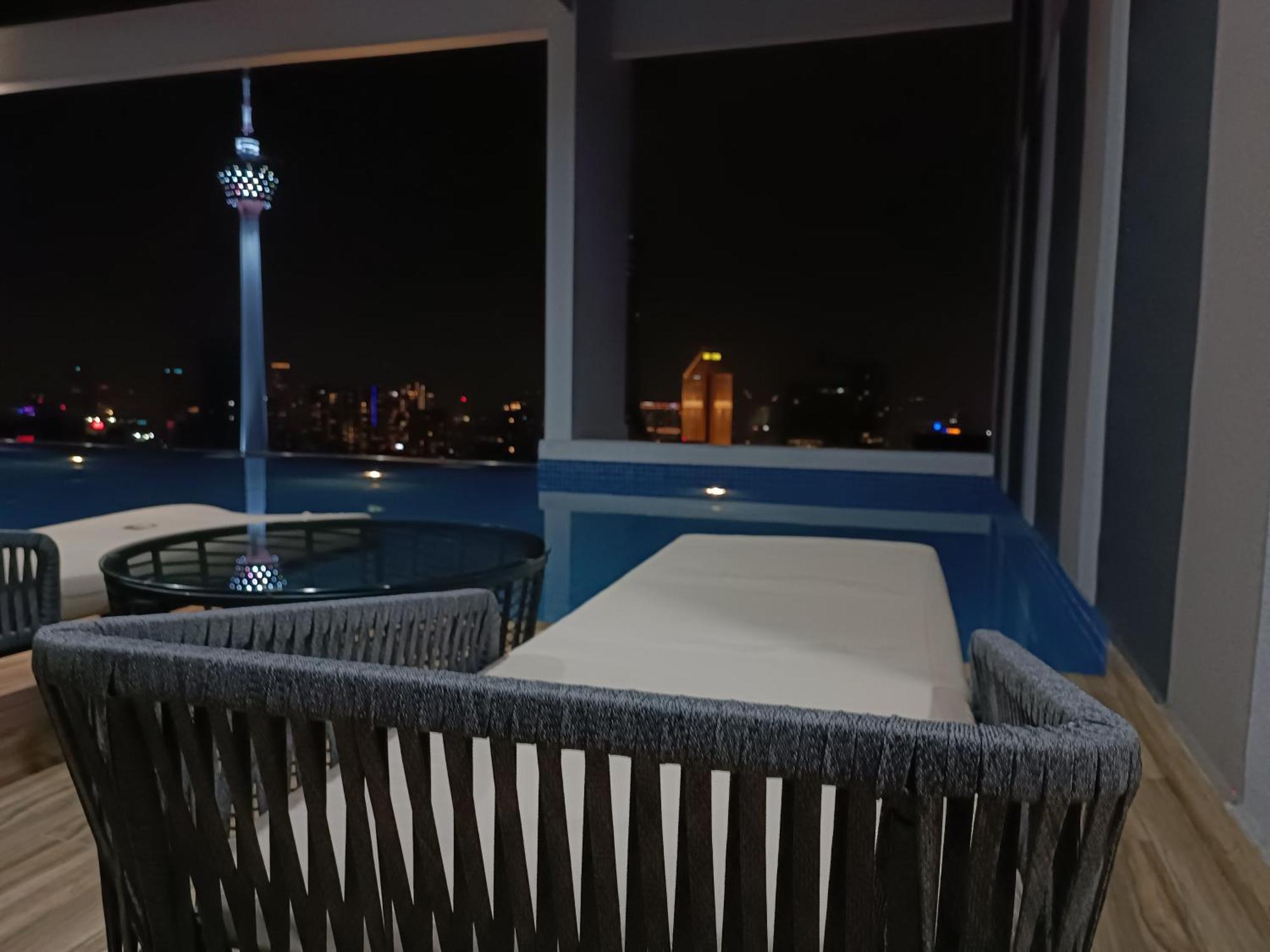 C17b Modern Balcony Infinity Pool Klcc View Pangsapuri