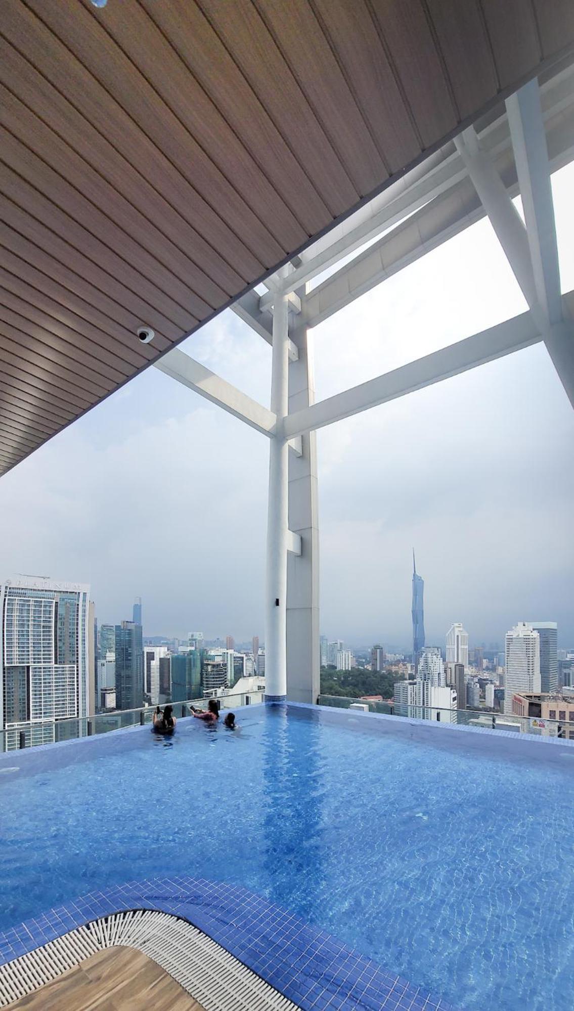 C17b Modern Balcony Infinity Pool Klcc View