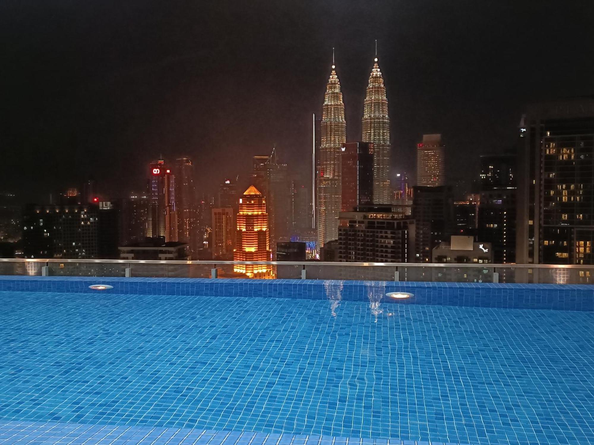 C17b Modern Balcony Infinity Pool Klcc View Pangsapuri *